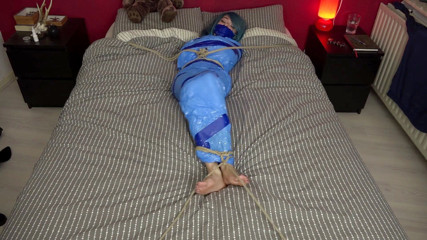 Restricting Ropes: Luna Grey - momifiée sur le lit