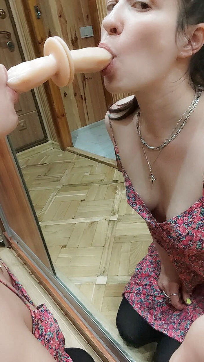 SexyAlbinaKiss: Sucer un gode sur le miroir