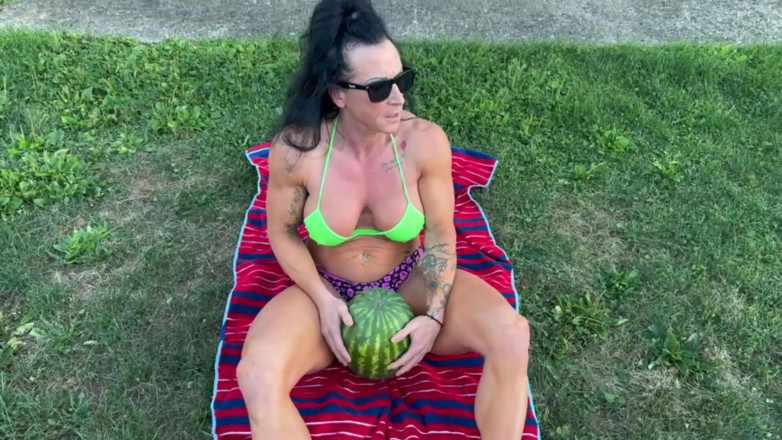 Kandylegsxxx: Muskel-MILf kandys wassermelone crushdominanz