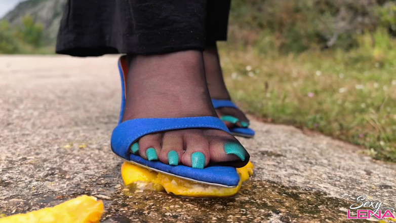 Goddess Lena: Écraser en talons hauts
