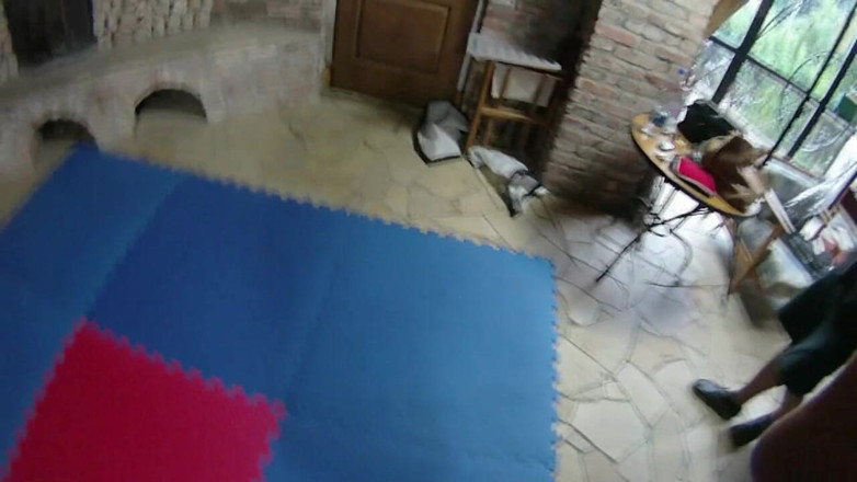 European Lift and Carry Club: Супердівчина бореться у вітальні