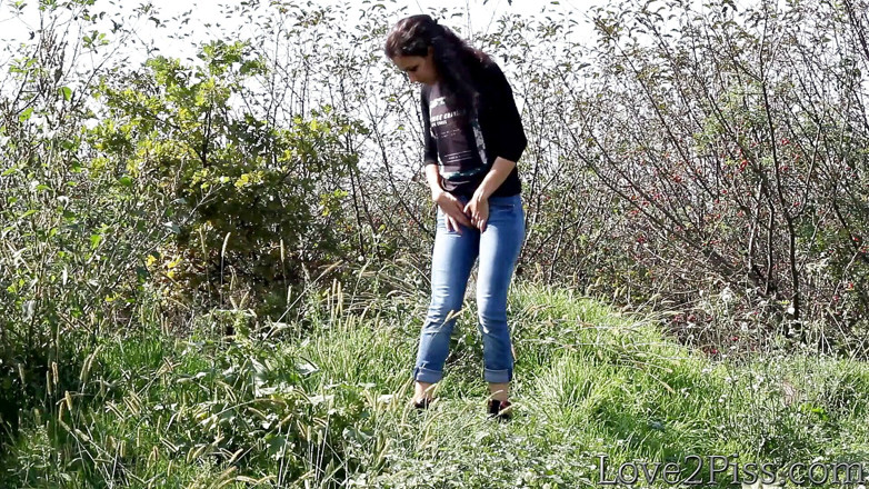 Love 2 Piss: Pisse sur une colline
