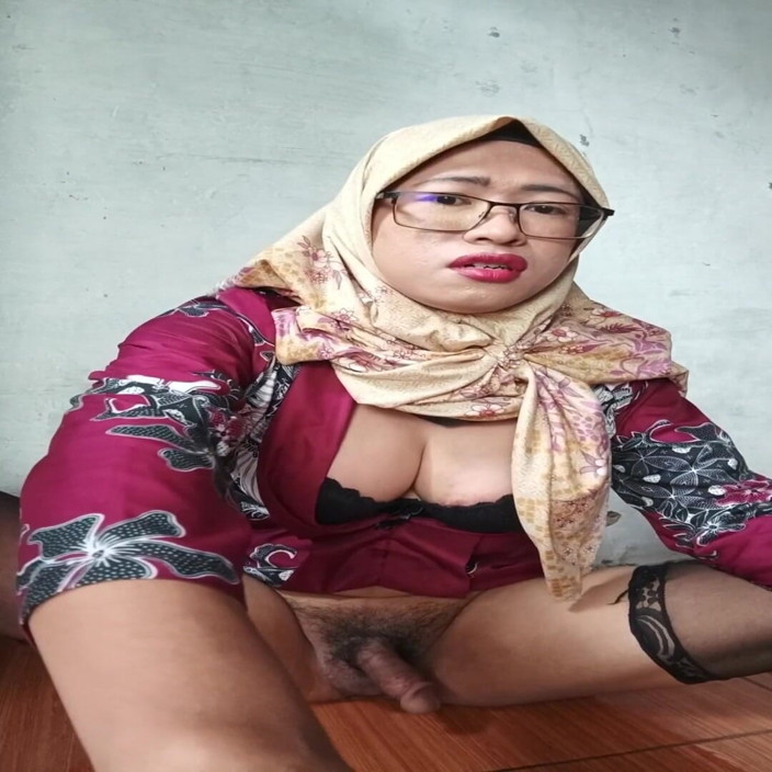 Mitha Zhe: 그녀의 거대한 딜도로 섹스하는 히잡을 쓴 쉬멜, 작은 엉덩이, 트랜스 소녀