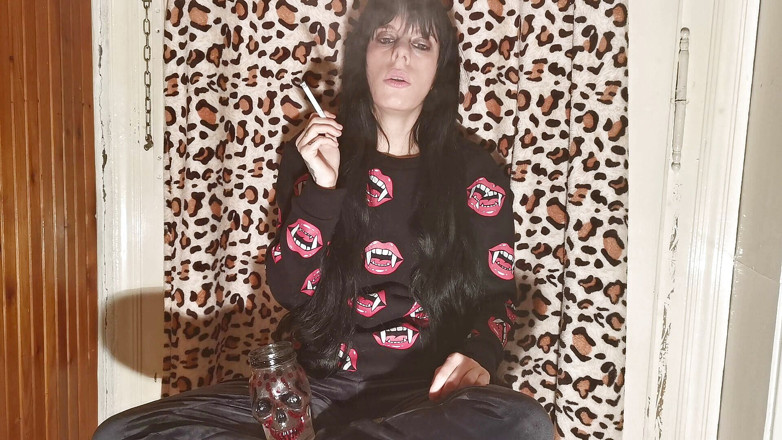 Beth Kinky: Димна господиня за лаштунками