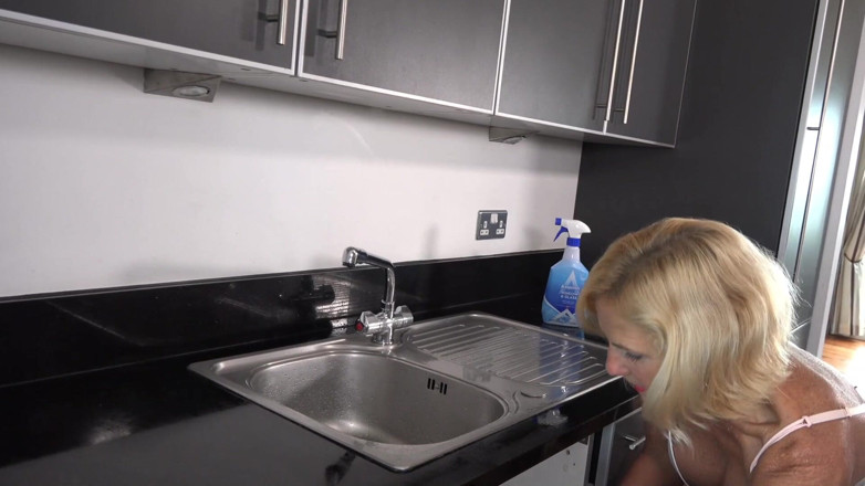 Dirty Doctors Clips - Solo Mature Playtime: Pișare în chiuvetă