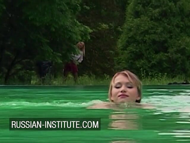Russian Institute: Awek kolej bertetek besar berkongkek di luar di kampus