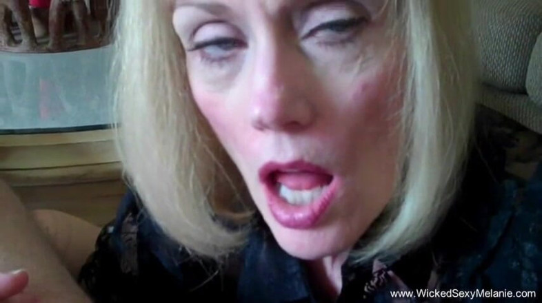 Wicked Sexy Melanie: Grande peituda loira está chupando pau duro em POV