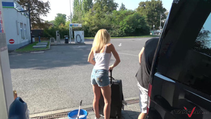 Take Van: Une pute anglaise saute dans une voiture et fait l'amour...