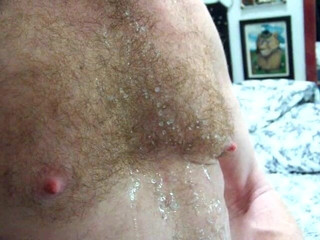 Hairyartist: Hairyartist - saya menampar dada berbulu saya dengan titisan air mani...