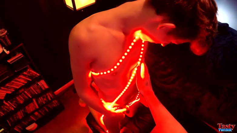 Tasty Twink: Trace obtiene un culo iluminado!