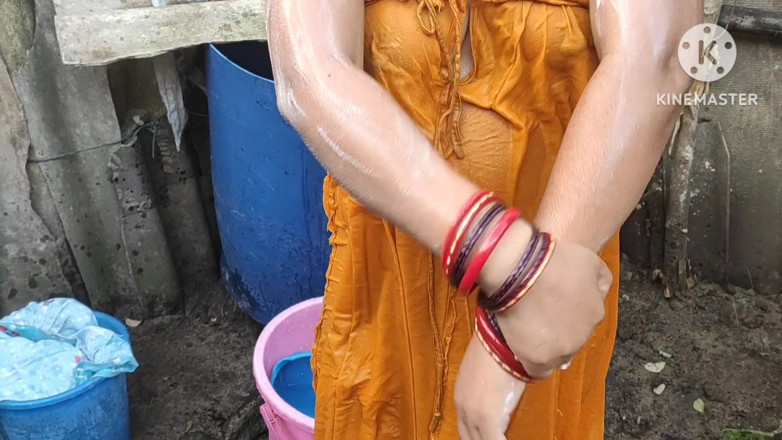 Anita yadav: Une femme au foyer indienne se baigne dehors avec