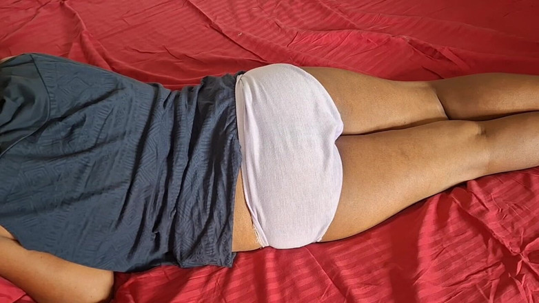 Teena New: Bela estrela pornô peituda precisa de alguém