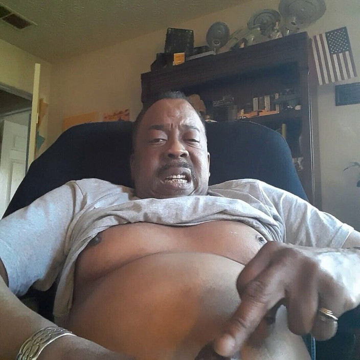 Sinzon The Attention Whore: Nippelfieberin