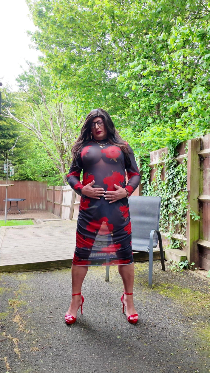 Kellycd2022: Uzun siyah ve kırmızı see tthru elbise ve topuklu travesti...