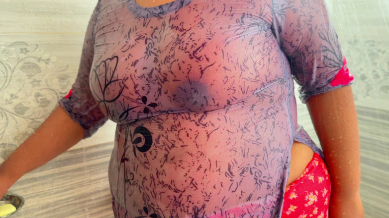 Aria Mia: Une belle-mère BBW égyptienne prend une douche dans la salle de...