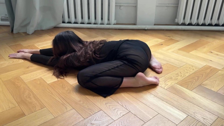 Skinny_lady69: Seksowne rozciąganie w przezroczystych ubraniach