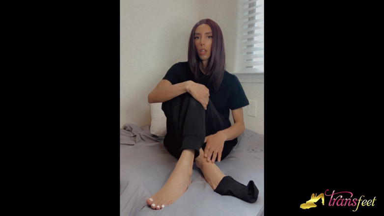 Trans and Cross-Dressers Feet: 苗条性感的黑发人妖Dawn Rivera喜欢在她巨大的鸡巴和假阳具上使用她的美丽