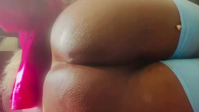 Maeling: Nevlastní otec Nacpaný do análu Devore - Ebony Giantess