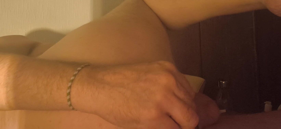 Almaviva: Papy Stimule Son Anus Avec Ses Doigts Et Son Gode...
