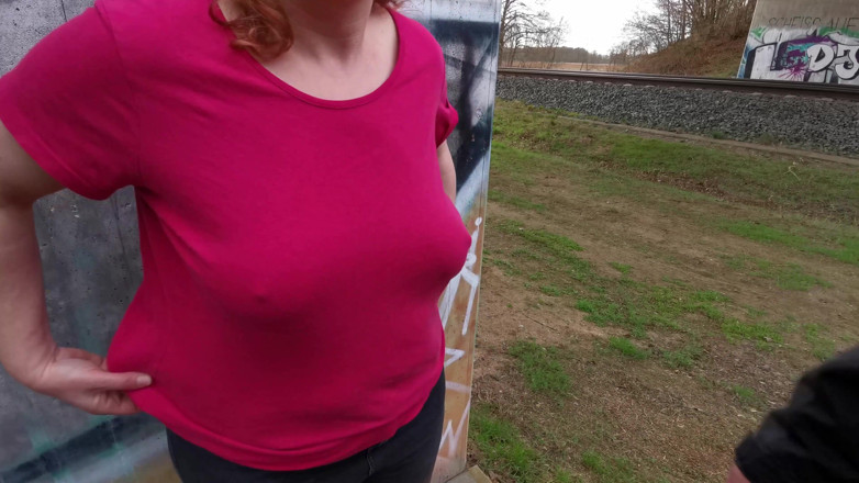 Bouncy Tits Action: Sert çıplak meme sahneleri