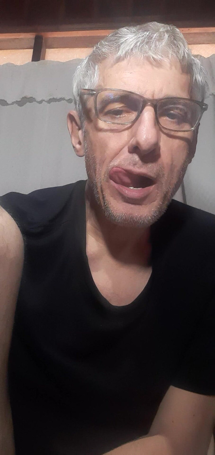 Big uncut hard cock: Un beso amoroso romántico cálido con mi boca y mi...