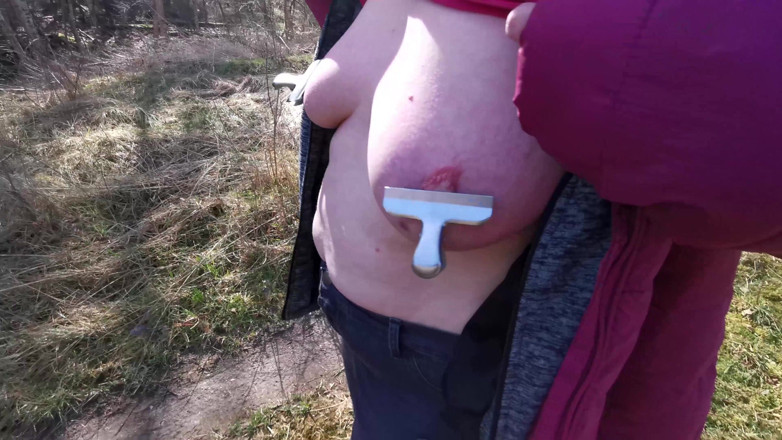 Bouncy Tits Action: लटकते स्तन, निप्पल क्लैंप और अन्य सजा