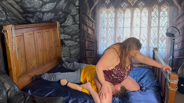 Aaexperiencesltd: Partie 2 : Domina Satana et Eddie se fait punir par facesitting.