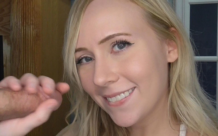Marissa Sweet: Блондинка домогосподарка любить смоктати великі члени, поки вони не кінчать їй на обличчя - Марісса Світ