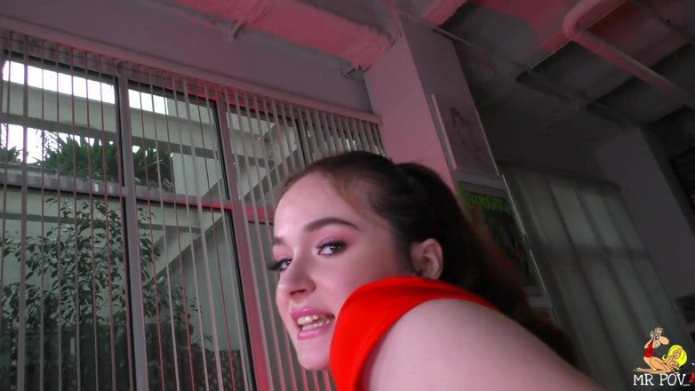 Mr. POV: La jolie étudiante Hazel Moore est la salope au cul !