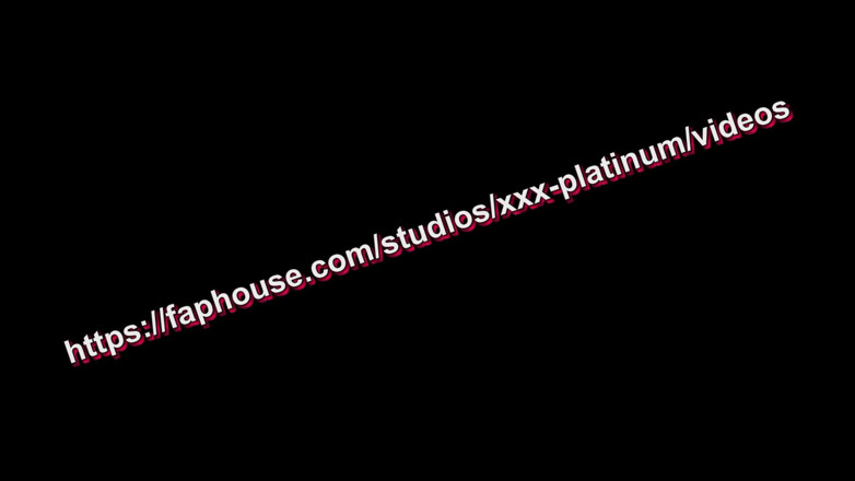 XXX-Platinum: Ibu tiri seksi berhenti taksi dan menunggangi di taksi kursi...