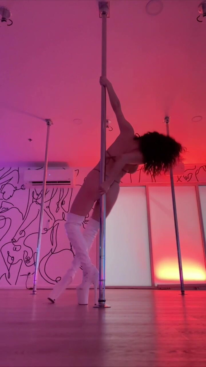 SavvyStar: Pole dance