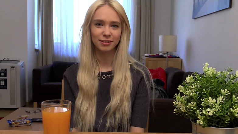 Bitch hunter: Blondes schätzchen packt lila vibrator mit frechen Lächeln