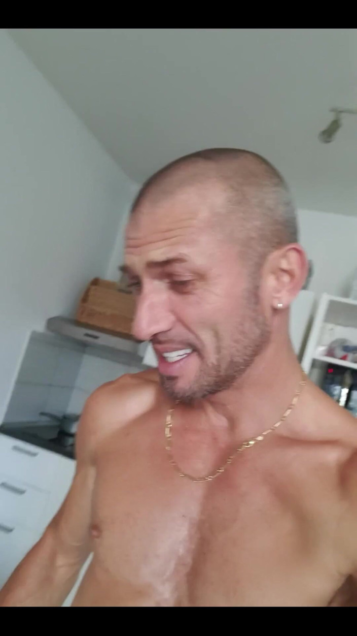 Boy jerking off: Hausreinigung