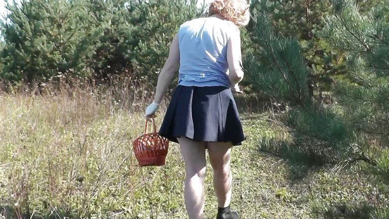 XXX-Platinum: Dışında. Külotsuz güzel üvey orta yaşlı seksi kadın açık havada ormanda...