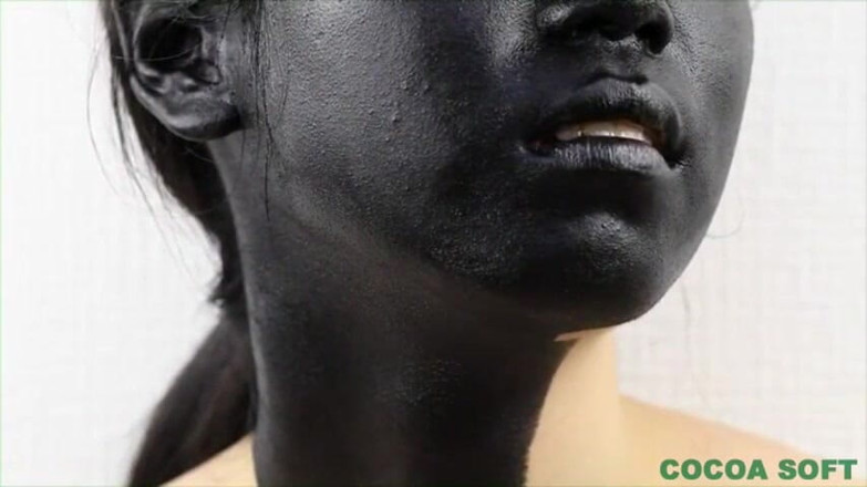Cocoa Soft: Masturbation après une séance de body painting. Jeune Asiatique