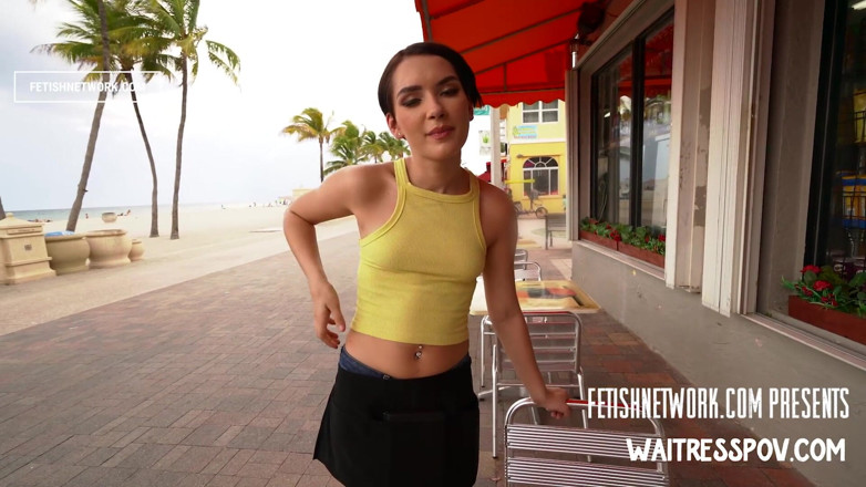 Waitress POV: Camarera en primer plano - Natalie Porkman - comprometida con la salchicha