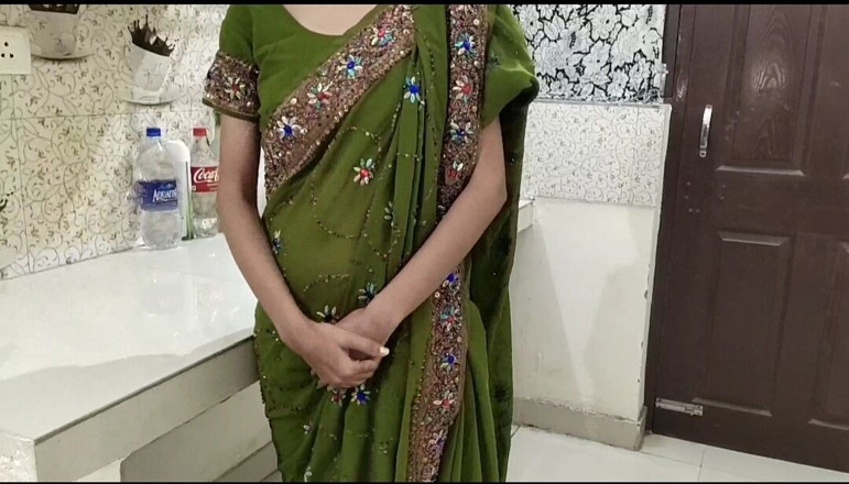 Saarabhabhi6: Une belle-mère indienne sexy se fait baiser par son beau-fils...