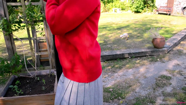 College Uniform: Vidéo d’uniforme rouge avec Natahlia Steel