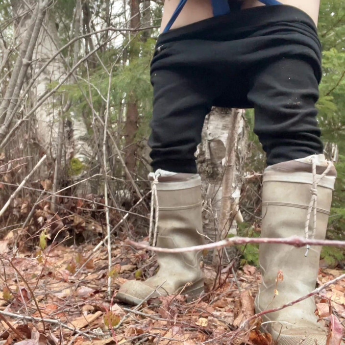 sweethanajapanese: Cewek seksi ini lagi asik kencing di hutan!