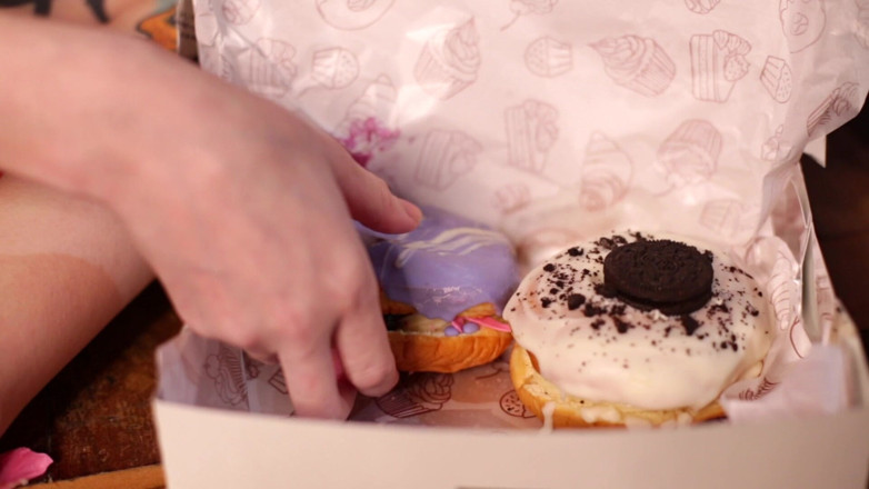 Bia Roman: Makan Donuts dan pancut mani
