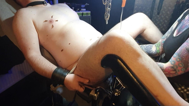 Femdom-Team-German: L’esclave reçoit un sac épais contenant une solution saline de 500 ml -...