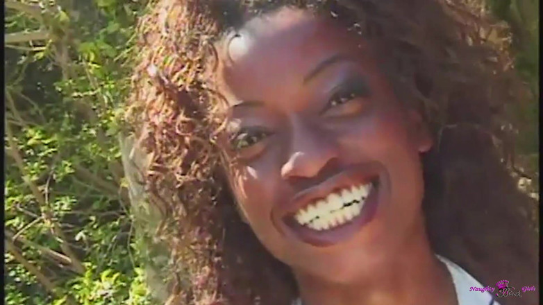 Naughty Black Girls: O gagică neagră super drăguță este în poziția misionarului toată ziua