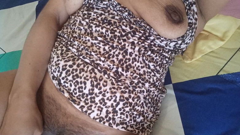 PATY PATY: Enteada gostosa chupa a cama do padrasto e está gemendo...