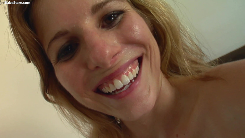 Babe Stare: Un couple blond veut juste s'embrasser et faire l'amour