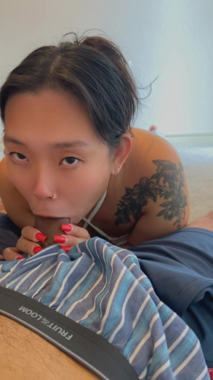 ThiccAsianMimi: Une Asiatique sexy taille une pipe baveuse dans la bouche