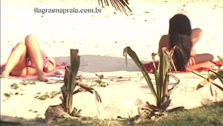 Amateurs videos: Une superbe blonde et brune prend un bain de soleil à...