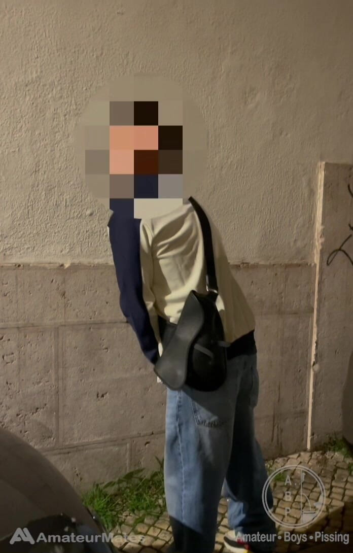 AmateurBoysPissing: Amateurjongen neemt zijn dikke pik uit zijn spijkerbroek en pist...