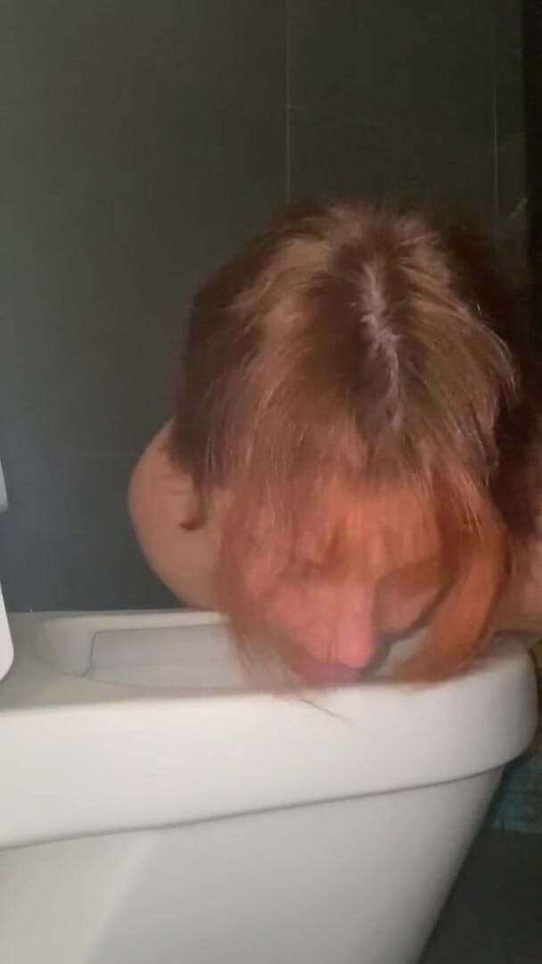 Elena917: Hoteltoilet likken, neuken met een toiletborstel en ermee klaarkomen van...