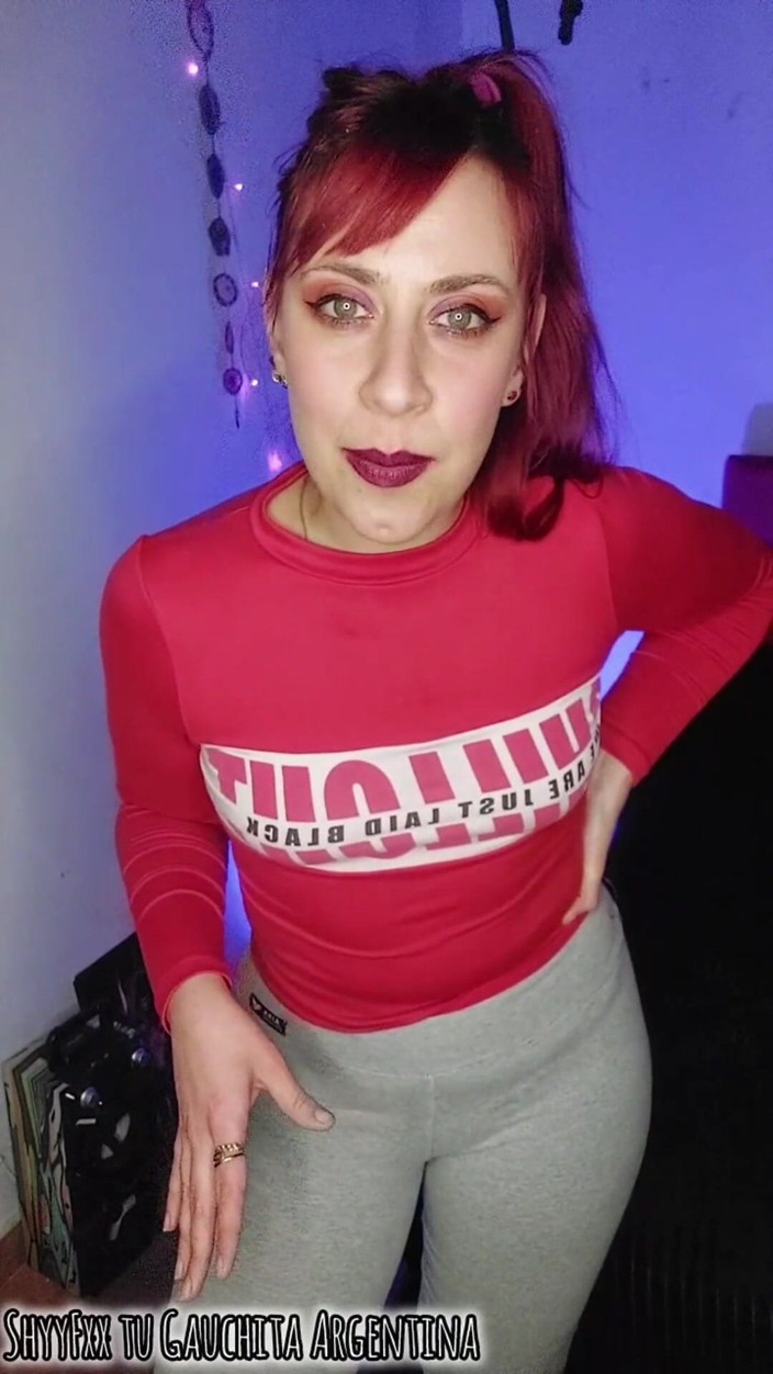 Tu Gauchita Argentina: Ta copine infidèle exhibe ses bosses à la salle de sport !...