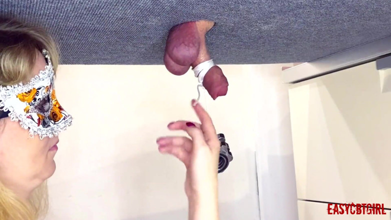 AnnyCandyPainboy: La padrona gioca con il cazzo dello schiavo e infila...
